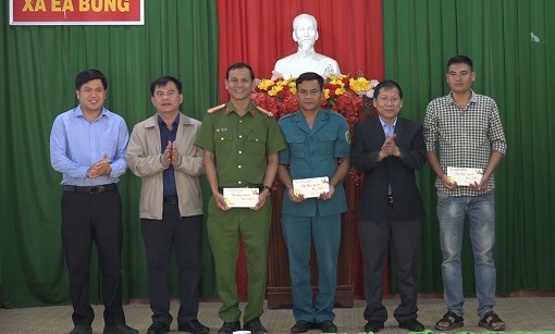 Huyện uỷ, HĐND, UBND, Uỷ ban MTTQ Việt Nam huyện thăm, chúc Tết Nguyên đán Giáp Thìn 2024 các cơ quan, đơn vị và người dân